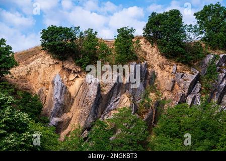 Fantastischer geologichaler Park mit Klippen und Aussichtsturm aus der Vogelperspektive. Das ist in Baranya Graf Süd-Ungarn. Es war eine Steinmine in der Vergangenheit Stockfoto