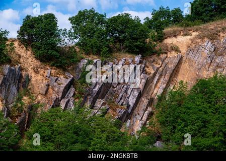 Fantastischer geologichaler Park mit Klippen und Aussichtsturm aus der Vogelperspektive. Das ist in Baranya Graf Süd-Ungarn. Es war eine Steinmine in der Vergangenheit Stockfoto