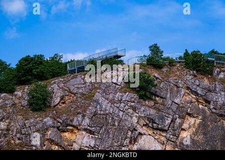 Fantastischer geologichaler Park mit Klippen und Aussichtsturm aus der Vogelperspektive. Das ist in Baranya Graf Süd-Ungarn. Es war eine Steinmine in der Vergangenheit Stockfoto