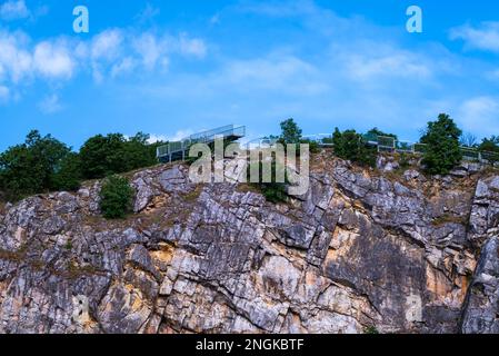 Fantastischer geologichaler Park mit Klippen und Aussichtsturm aus der Vogelperspektive. Das ist in Baranya Graf Süd-Ungarn. Es war eine Steinmine in der Vergangenheit Stockfoto