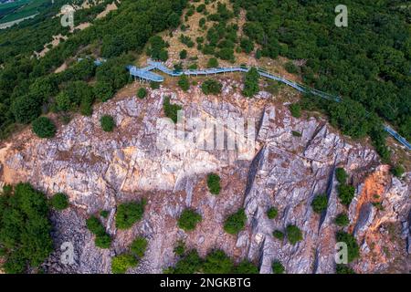 Fantastischer geologichaler Park mit Klippen und Aussichtsturm aus der Vogelperspektive. Das ist in Baranya Graf Süd-Ungarn. Es war eine Steinmine in der Vergangenheit Stockfoto