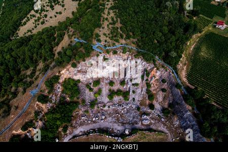 Fantastischer geologichaler Park mit Klippen und Aussichtsturm aus der Vogelperspektive. Das ist in Baranya Graf Süd-Ungarn. Es war eine Steinmine in der Vergangenheit Stockfoto