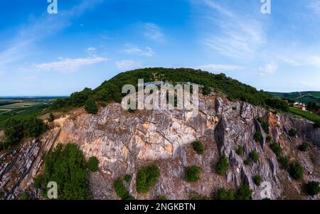 Fantastischer geologichaler Park mit Klippen und Aussichtsturm aus der Vogelperspektive. Das ist in Baranya Graf Süd-Ungarn. Es war eine Steinmine in der Vergangenheit Stockfoto