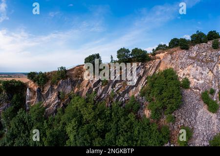 Fantastischer geologichaler Park mit Klippen und Aussichtsturm aus der Vogelperspektive. Das ist in Baranya Graf Süd-Ungarn. Es war eine Steinmine in der Vergangenheit Stockfoto