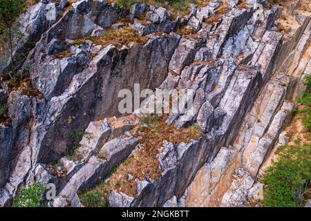 Fantastischer geologichaler Park mit Klippen und Aussichtsturm aus der Vogelperspektive. Das ist in Baranya Graf Süd-Ungarn. Es war eine Steinmine in der Vergangenheit Stockfoto