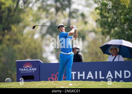 Chonburi, THAILAND. 18. Februar 2023. Thorbjorn Olesen aus DÄNEMARK schlägt bei Loch 9 während der 3. Runde des DP World Thailand Classic im Amata Spring Country Club in Chonburi, THAILAND, ab. Olesen würde mit einer acht-unter-64 abschließen und nach drei Runden bei 18-unter anführen. Kredit: Jason Butler/Alamy Live News. Stockfoto