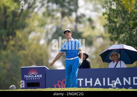 Chonburi, THAILAND. 18. Februar 2023. Thorbjorn Olesen aus DÄNEMARK schlägt bei Loch 9 während der 3. Runde des DP World Thailand Classic im Amata Spring Country Club in Chonburi, THAILAND, ab. Olesen würde mit einer acht-unter-64 abschließen und nach drei Runden bei 18-unter anführen. Kredit: Jason Butler/Alamy Live News. Stockfoto