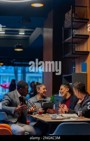Eine Gruppe von multirassischen Geschäftsleuten lächelt zusammen Stockfoto