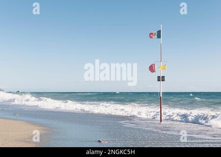 Raues Meer. Rote Flagge am Strand, die vor gefährlichen Schwimmen warnt. Riva Trigoso, Italien Stockfoto