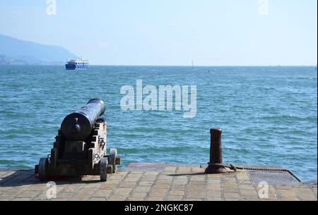 Alte Kanone am Meer im Hafen von La Spezia Stockfoto