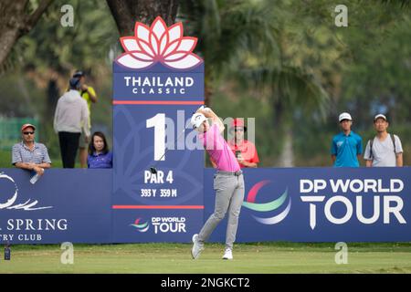 Chonburi, THAILAND. 18. Februar 2023. Nicolai Hojgaard aus DÄNEMARK schlägt während der 3. Runde im Amata Spring Country Club in Chonburi, THAILAND, bei Loch 1 ab. Hojgaard schloss mit einer 64 unter acht, um nach drei Runden den zweiten Platz bei 16-under zu gewinnen. Kredit: Jason Butler/Alamy Live News. Stockfoto