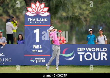 Chonburi, THAILAND. 18. Februar 2023. Nicolai Hojgaard aus DÄNEMARK schlägt während der 3. Runde im Amata Spring Country Club in Chonburi, THAILAND, bei Loch 1 ab. Hojgaard schloss mit einer 64 unter acht, um nach drei Runden den zweiten Platz bei 16-under zu gewinnen. Kredit: Jason Butler/Alamy Live News. Stockfoto