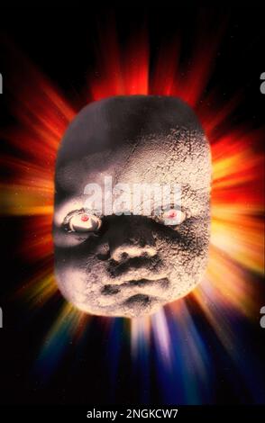 Ein bedrohlicher und bizarrer Puppenkopf schwebt im Weltraum vor einem bunten Lichtstrahl. Stockfoto