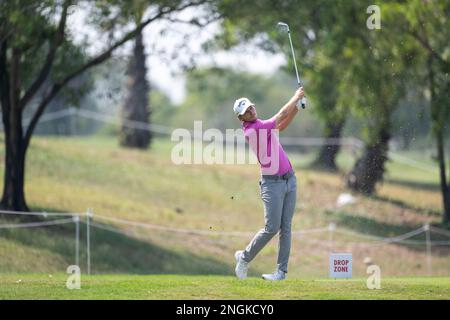 Chonburi, THAILAND. 18. Februar 2023. Nicolai Hojgaard aus DÄNEMARK erhält einen Strafstoß bei Loch 8 während der 3. Runde des DP World Thailand Classic im Amata Spring Country Club in Chonburi, THAILAND. Hojgaard würde mit einem Achter-unter-64 abschließen, um nach drei Runden einen Anteil von 16-unter zu gewinnen. Kredit: Jason Butler/Alamy Live News. Stockfoto