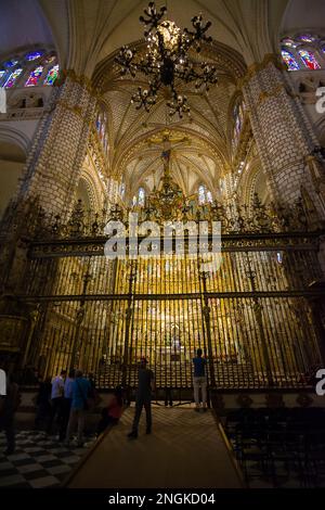 Toledo, Spanien - 22. Juni 2022: Tor zum Retablo in der Hauptkapelle in der Kathedrale von Toledo Stockfoto