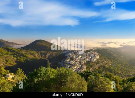 Frigiliana „weißes“ maurisches Dorf mit einem fernen Seennebel, der das ferne Nerja, Malaga Provinz, Andalusien, Spanien, verdeckt Stockfoto