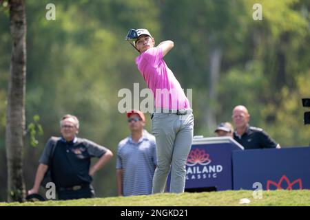 Chonburi, THAILAND. 18. Februar 2023. Nicolai Hojgaard aus DÄNEMARK schlägt während der 3. Runde im Amata Spring Country Club in Chonburi, THAILAND, bei Loch 9 ab. Hojgaard schloss mit einer 64 unter acht, um nach drei Runden den zweiten Platz bei 16-under zu gewinnen. Kredit: Jason Butler/Alamy Live News. Stockfoto