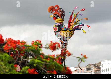 Recife, Brasilien. 18. Februar 2023. PE - Recife - 02/18/2023 - CARNIVAL RECIFE 2023, GALO da MADRUGADA - Ein riesiger Hahn ist über der Duarte Coelho Brücke im Zentrum von Recife zu sehen. Foto: Rafael Vieira/AGIF/Sipa USA Kredit: SIPA USA/Alamy Live News Stockfoto