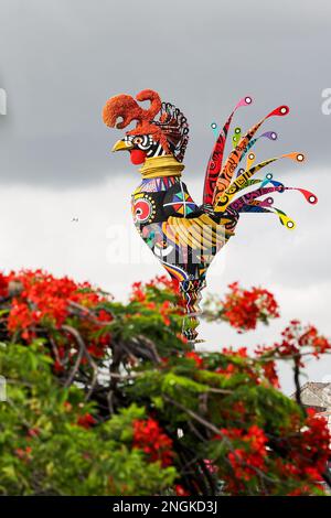 Recife, Brasilien. 18. Februar 2023. PE - Recife - 02/18/2023 - CARNIVAL RECIFE 2023, GALO da MADRUGADA - Ein riesiger Hahn ist über der Duarte Coelho Brücke im Zentrum von Recife zu sehen. Foto: Rafael Vieira/AGIF/Sipa USA Kredit: SIPA USA/Alamy Live News Stockfoto