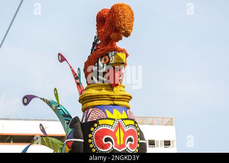 Recife, Brasilien. 18. Februar 2023. PE - Recife - 02/18/2023 - CARNIVAL RECIFE 2023, GALO da MADRUGADA - Ein riesiger Hahn ist über der Duarte Coelho Brücke im Zentrum von Recife zu sehen. Foto: Rafael Vieira/AGIF/Sipa USA Kredit: SIPA USA/Alamy Live News Stockfoto