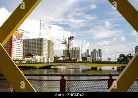 Recife, Brasilien. 18. Februar 2023. PE - Recife - 02/18/2023 - CARNIVAL RECIFE 2023, GALO da MADRUGADA - Ein riesiger Hahn ist über der Duarte Coelho Brücke im Zentrum von Recife zu sehen. Foto: Rafael Vieira/AGIF/Sipa USA Kredit: SIPA USA/Alamy Live News Stockfoto