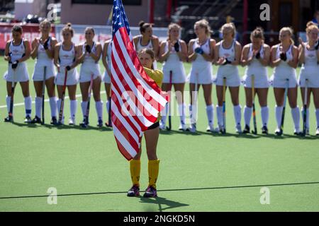 Wellington, Neuseeland. 18. Februar 2023. Newtown USA-Fahnenträger vor dem Team vor dem internationalen Hockey-Spiel zwischen den USA und Neuseeland im National Hockey Stadium in Wellington, Neuseeland (Joe Serci - SPP) Guthaben: SPP Sport Press Photo. Alamy Live News Stockfoto