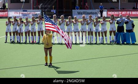 Wellington, Neuseeland. 18. Februar 2023. Newtown USA singt ihre Nationalhymne vor dem internationalen Hockeyspiel zwischen den USA und Neuseeland im National Hockey Stadium in Wellington, Neuseeland (Joe Serci - SPP) Kredit: SPP Sport Press Photo. Alamy Live News Stockfoto