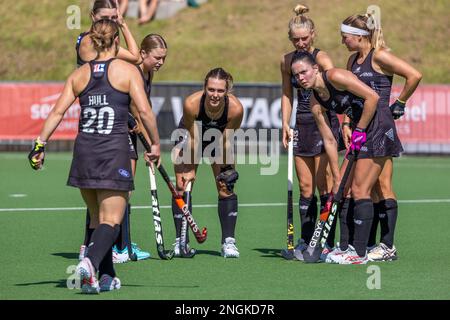 Wellington, Neuseeland. 18. Februar 2023. Newtown Megan Hull (20 NZL) tritt während des internationalen Hockeyspiels zwischen den USA und Neuseeland im National Hockey Stadium in Wellington, Neuseeland, zusammen (Joe Serci - SPP) Kredit: SPP Sport Press Photo. Alamy Live News Stockfoto