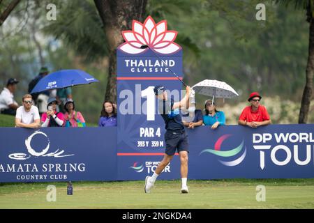 Chonburi, THAILAND. 18. Februar 2023. Yannik Paul aus DEUTSCHLAND holt sich während der 3. Runde beim DP World Thailand Classic im Amata Spring Country Club in Chonburi, THAILAND, den Abschlag bei Loch 1 16. Nach drei Runden erzielte Paul einen Anteil von sechs bis 66. Kredit: Jason Butler/Alamy Live News. Stockfoto