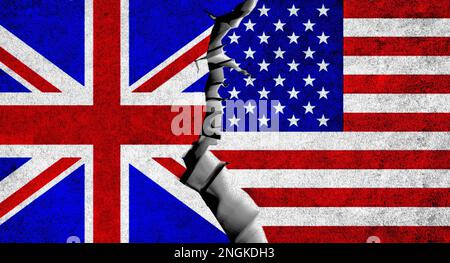 Flaggen der USA und des Vereinigten Königreichs (UK) an einer gerissenen Wand. Beziehungen zwischen den Vereinigten Staaten von Amerika und dem Vereinigten Königreich (UK). Großbritannien und die USA führen zusammen die Flaggen Stockfoto