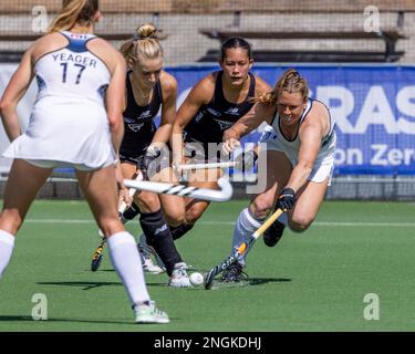 Wellington, Neuseeland. 18. Februar 2023. Newtown Alexandra Hammel (21 USA) arbeitet daran, den Ball im internationalen Hockeyspiel zwischen den USA und Neuseeland im National Hockey Stadium in Wellington, Neuseeland, zu gewinnen (Joe Serci - SPP) Guthaben: SPP Sport Press Photo. Alamy Live News Stockfoto