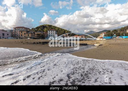 Vom Strand aus hat man einen schönen Blick auf die Stadt Riva Trigoso. Ligurien, Italien Stockfoto