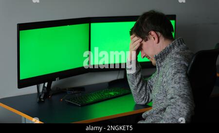 Müder junger Mann fühlt Schmerzen Augenschmerzen Brille schrubben trockene gereizte Augen ermüdet von Computerarbeit, gestresster Mann leidet Kopfschmerzen schlechte Sicht Probleme sitzen zu Hause Tisch mit Laptop Stockfoto