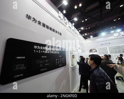 PEKING, CHINA - 18. FEBRUAR 2023 - Besucher besuchen den Smart Stand von Huawei auf der „2023 Beijing Huaxia Home Expo“ im National Convention Center in bei Stockfoto