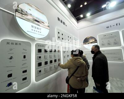 PEKING, CHINA - 18. FEBRUAR 2023 - Besucher besuchen den Smart Stand von Huawei auf der „2023 Beijing Huaxia Home Expo“ im National Convention Center in bei Stockfoto