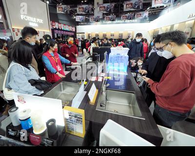 PEKING, CHINA - 18. FEBRUAR 2023 - Besucher kaufen auf der '2023 Beijing Huaxia Home Expo' im National Convention Center in Peking, China, 18. Februar, ein Stockfoto