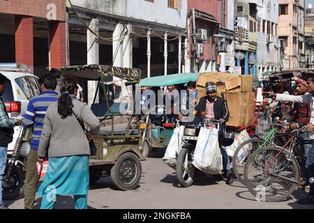 Eine belebte Straße voller Verkehr mit verschiedenen Fahrzeugen in Alt-Delhi, Indien, bekannt als Purani Dilli Stockfoto