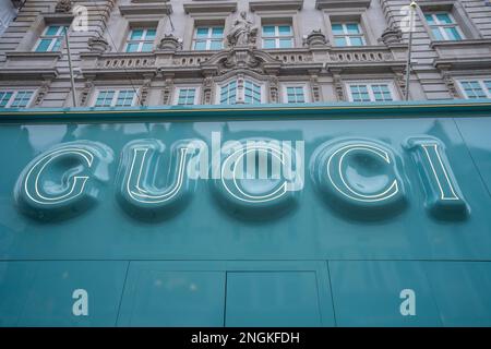 London, Großbritannien. 18. Februar 2023 Die große Beschilderung des Gucci-Flagship-Stores in der New Bond Street, die gerade gebaut und renoviert wird. Kredit: amer Ghazzal/Alamy Live News Stockfoto