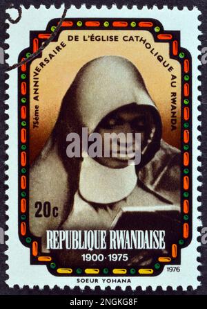 Stornierte Briefmarke von Ruanda, die Schwester Yohanna zeigt, 75. Jahre römisch-katholische Kirche von Ruanda, ca. 1976. Stockfoto