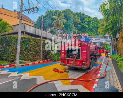 02 18 2023 - Ao Nang, Thailand. Rückansicht eines roten Feuerwehrautos auf einer Feuerszene mitten am Tag in Ao Nang, Thailand Stockfoto