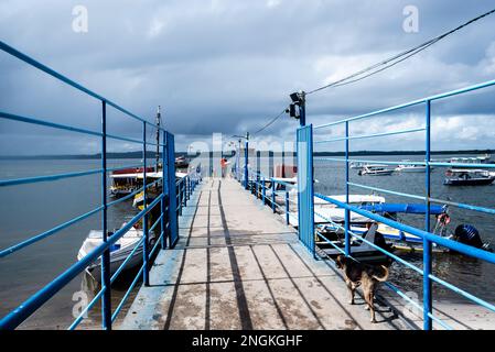 Salvador, Bahia, Brasilien - 19. Januar 2023: Blick auf die Werft der Stadt Valenca im brasilianischen Bundesstaat Bahia. Stockfoto