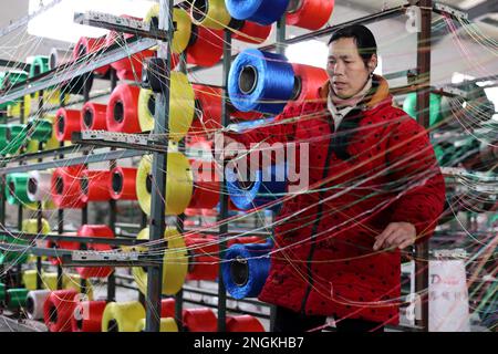 BINZHOU, CHINA – 18. FEBRUAR 2023 – Ein Arbeiter stellt in einer Werkstatt eines Seilnetzunternehmens in der Stadt Jianglou, Huimin County, Binzh, Seilprodukte her Stockfoto