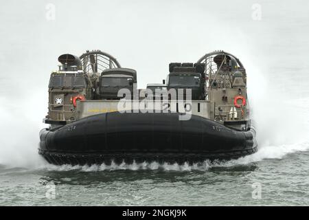 Präfektur Shizuoka, Japan - 07. Juli 2018: Japan Maritime Self-Defense Force LCAC-1 Luftkissenfahrzeug führt eine amphibische Landungsübung durch. Stockfoto