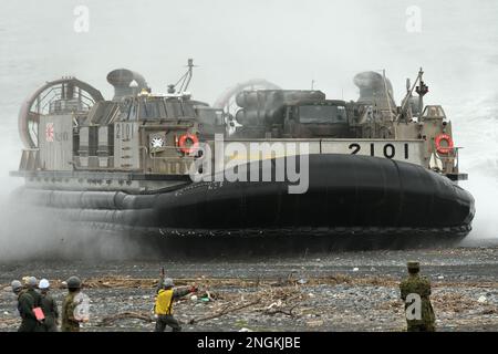 Präfektur Shizuoka, Japan - 07. Juli 2018: Japan Maritime Self-Defense Force LCAC-1 Luftkissenfahrzeug führt eine amphibische Landungsübung durch. Stockfoto
