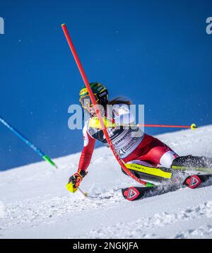 Courchevel, Frankreich. 18. Februar 2023. Alpinski: Weltmeisterschaft, Slalom, Frauen, 1. km Run: Katharina Liensberger aus Österreich in Aktion. Kredit: Michael Kappeler/dpa/Alamy Live News Stockfoto