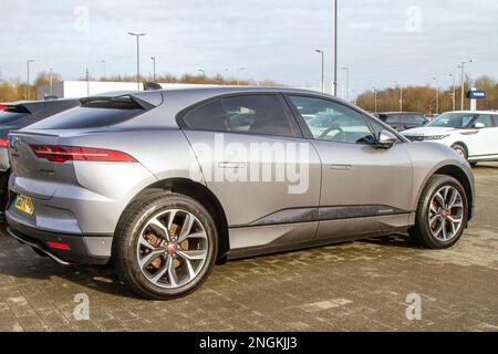 2020 Grau JAGUAR I-PACE HSE 1-Gang-Automatik; Neu- und Gebrauchtwagen werden auf dem Vorplatz und im Ausstellungsraum des Autohändlers zum Verkauf angeboten. Stockfoto