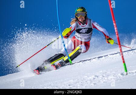 Courchevel, Frankreich. 18. Februar 2023. Alpinski: Weltmeisterschaft, Slalom, Frauen, 1. km Run: Katharina Liensberger aus Österreich in Aktion. Kredit: Michael Kappeler/dpa/Alamy Live News Stockfoto