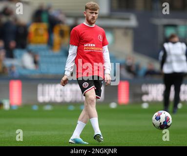 London, Großbritannien. 18. Februar 2023 Tommy Doyle aus Sheffield Utd erwärmt sich während des Sky Bet Championship-Spiels im Den, London. Das Bild sollte lauten: Paul Terry / Sportimage Credit: Sportimage/Alamy Live News Stockfoto