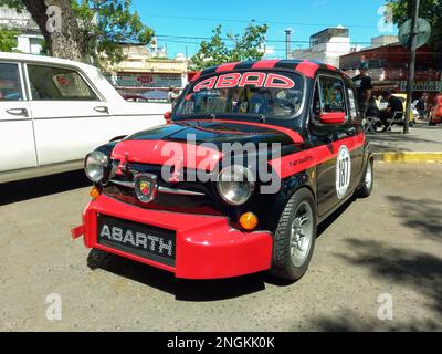 Schwarz und rot Sport Fiat 600 Abarth Sedan Unibody für Rennsport. Expo Warnes 2022 Oldtimer-Ausstellung Stockfoto