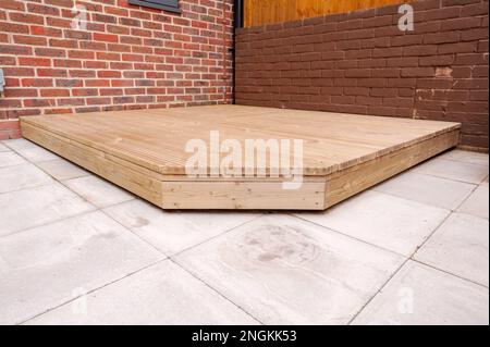 Neu gebaute Holzterrasse im Hinterhof. Stockfoto